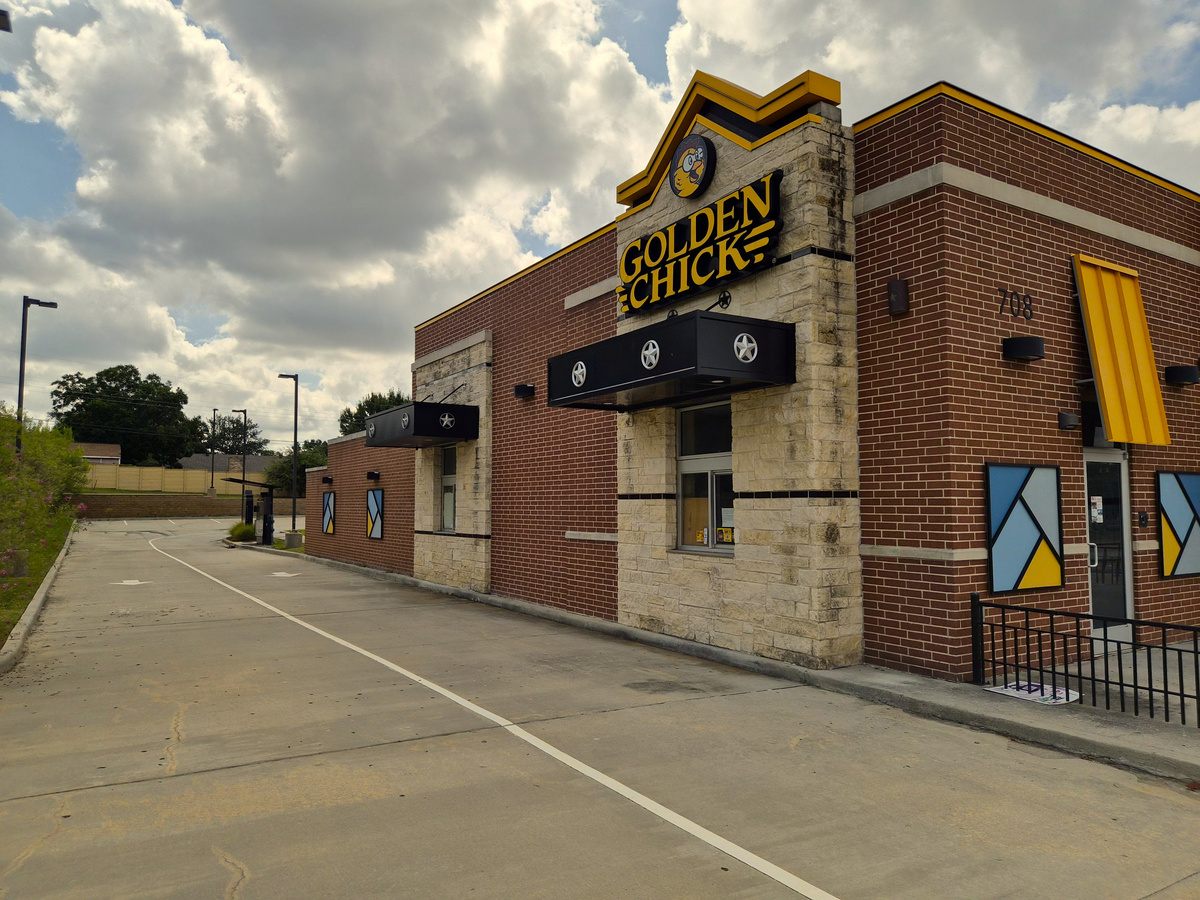 Drive-thru lane of the commercial restaurant property at 708 N Industrial Blvd, Euless, TX